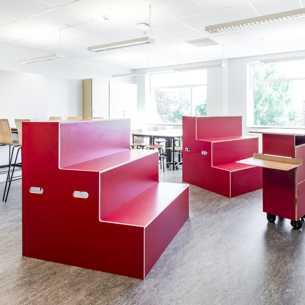 Framtidens skola – Runnerydsskolan red furnishings